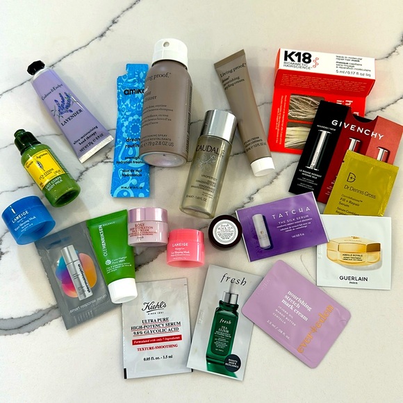 A bag of cosmetic samples! - Picture 1 of 1